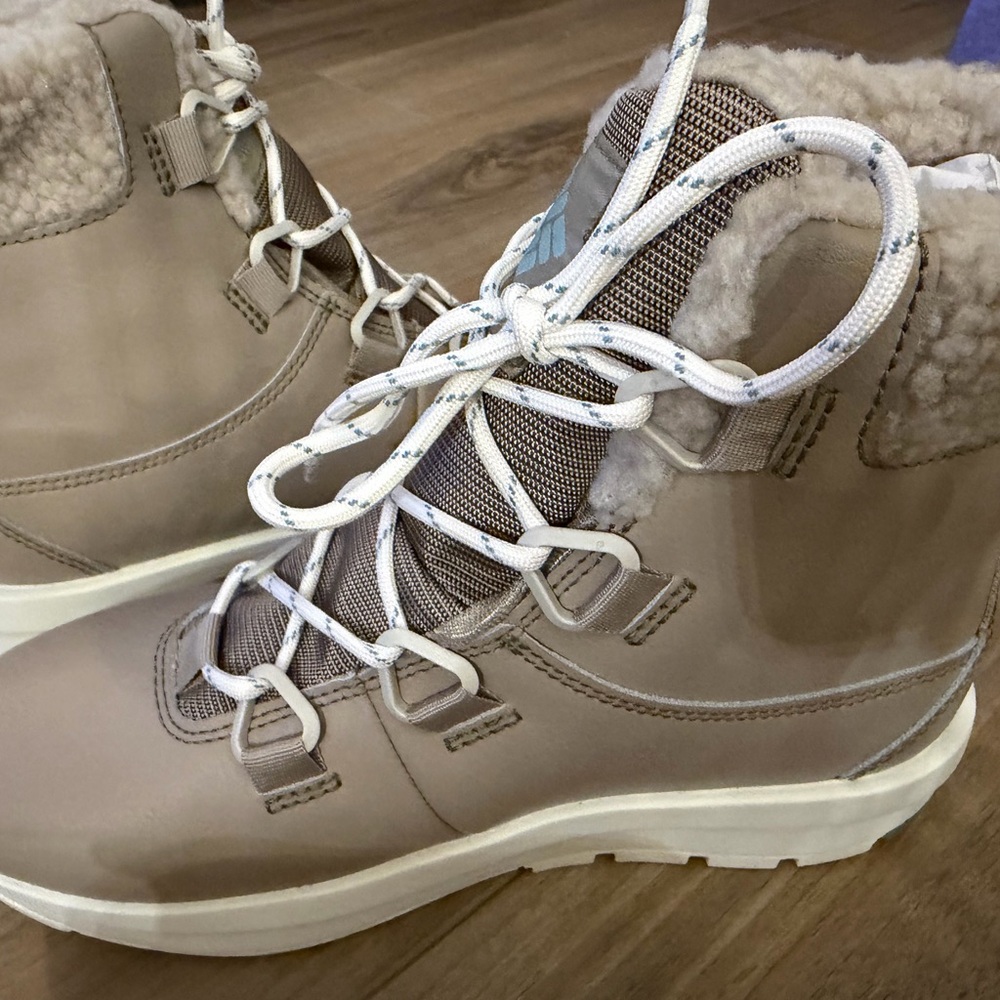 Columbia Moritza Taupe Winter Boots with White Accents waterproof